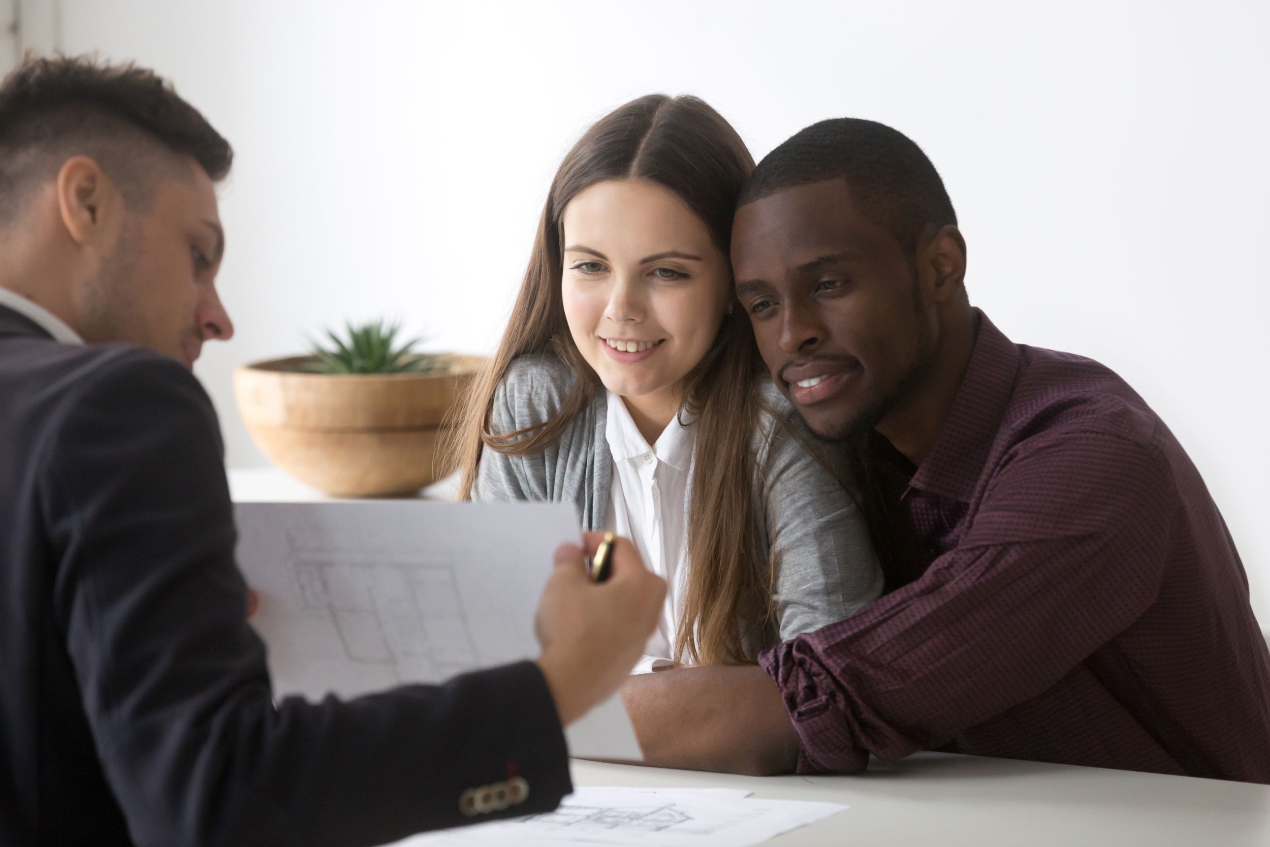 Agent having a meeting to a your couple